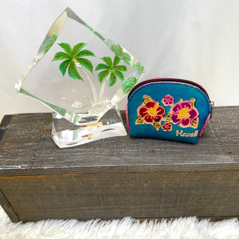 $5 Bundled💥 Vtg Hawaiian Acrylic Palm Tree Figurine and New Leather Coin Purse